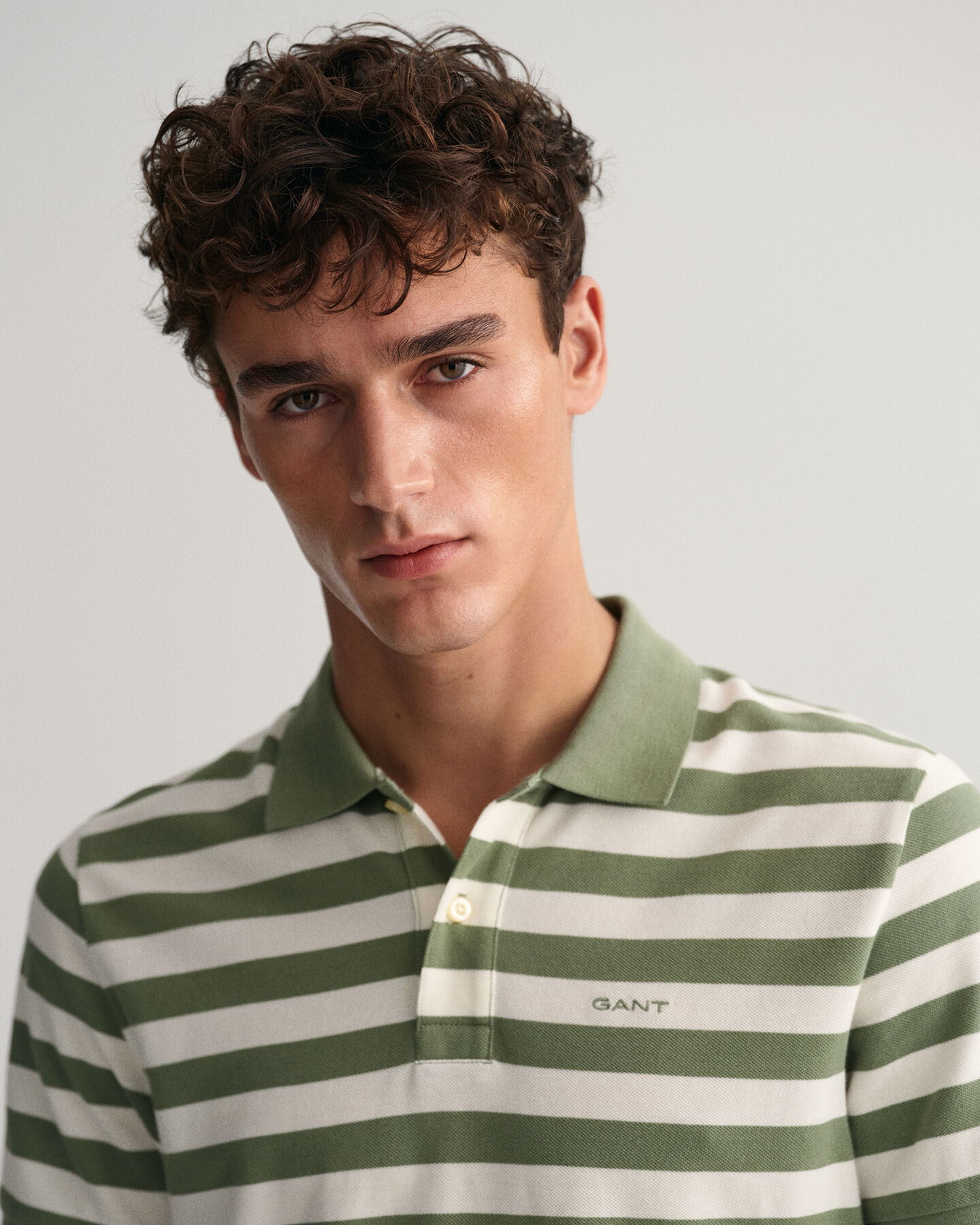 Mehrfarbig gestreiftes Piqu&eacute; Poloshirt