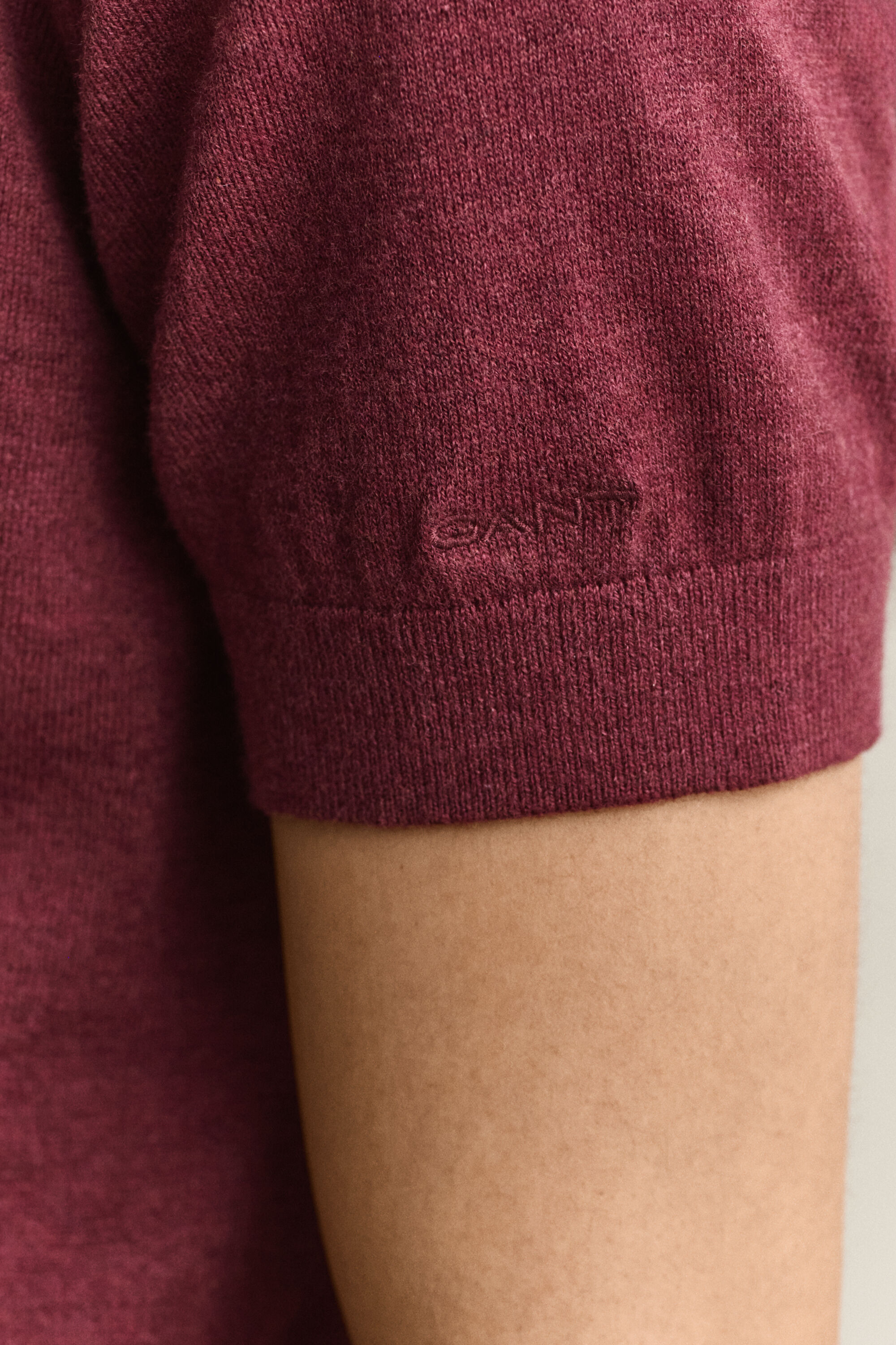 Leichter gestrickter Polopullover