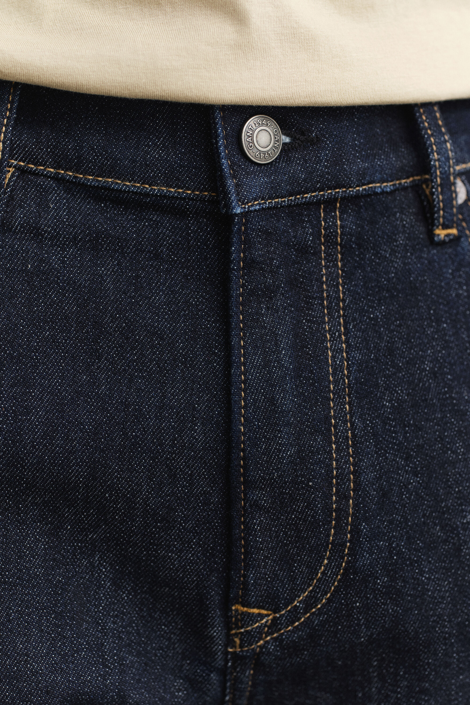 Jean coupe regular à délavage épuré