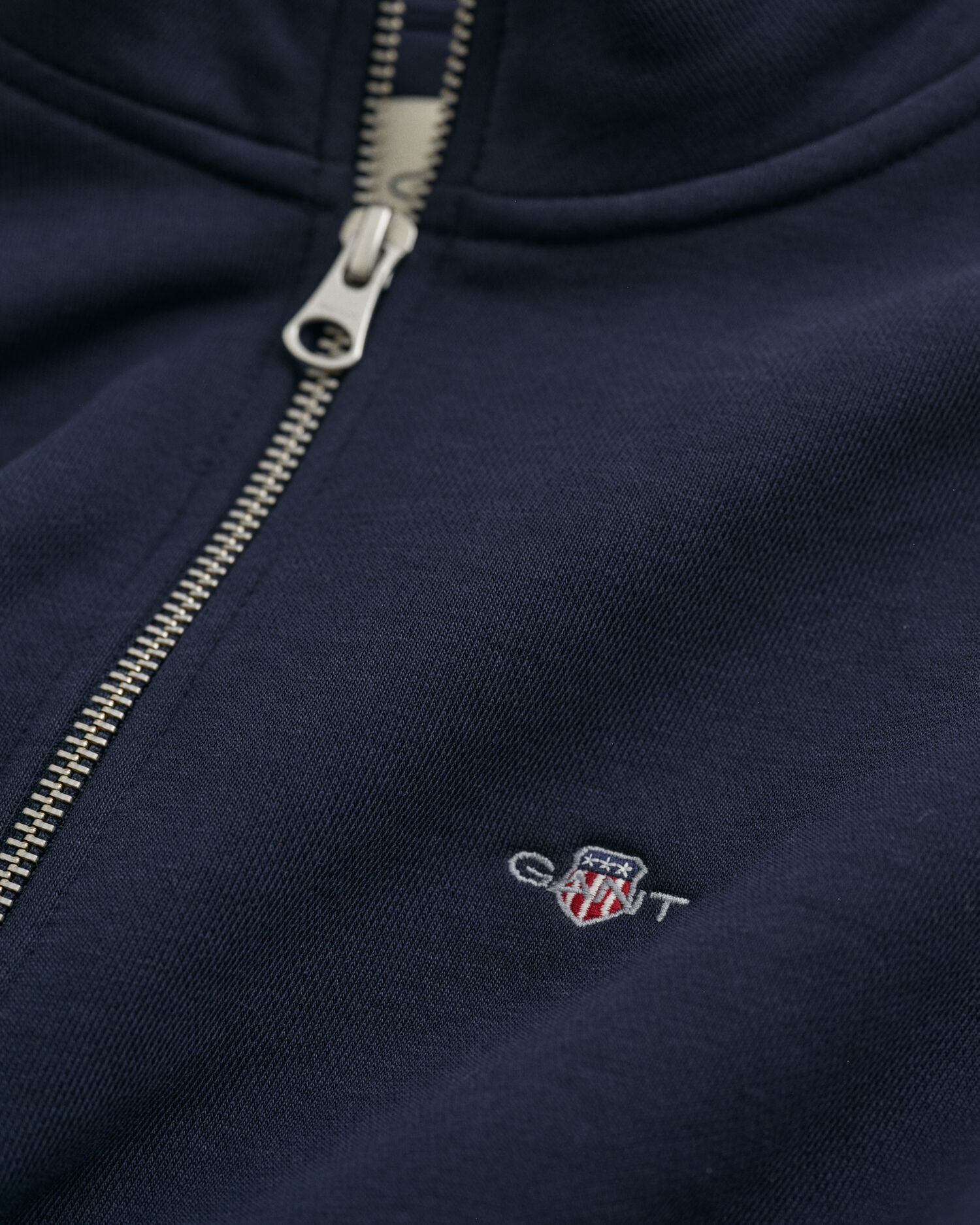Felpa Shield con zip corta