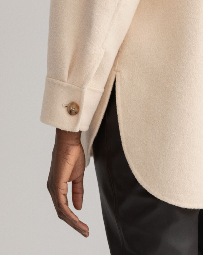 Handbestickte Hemdjacke