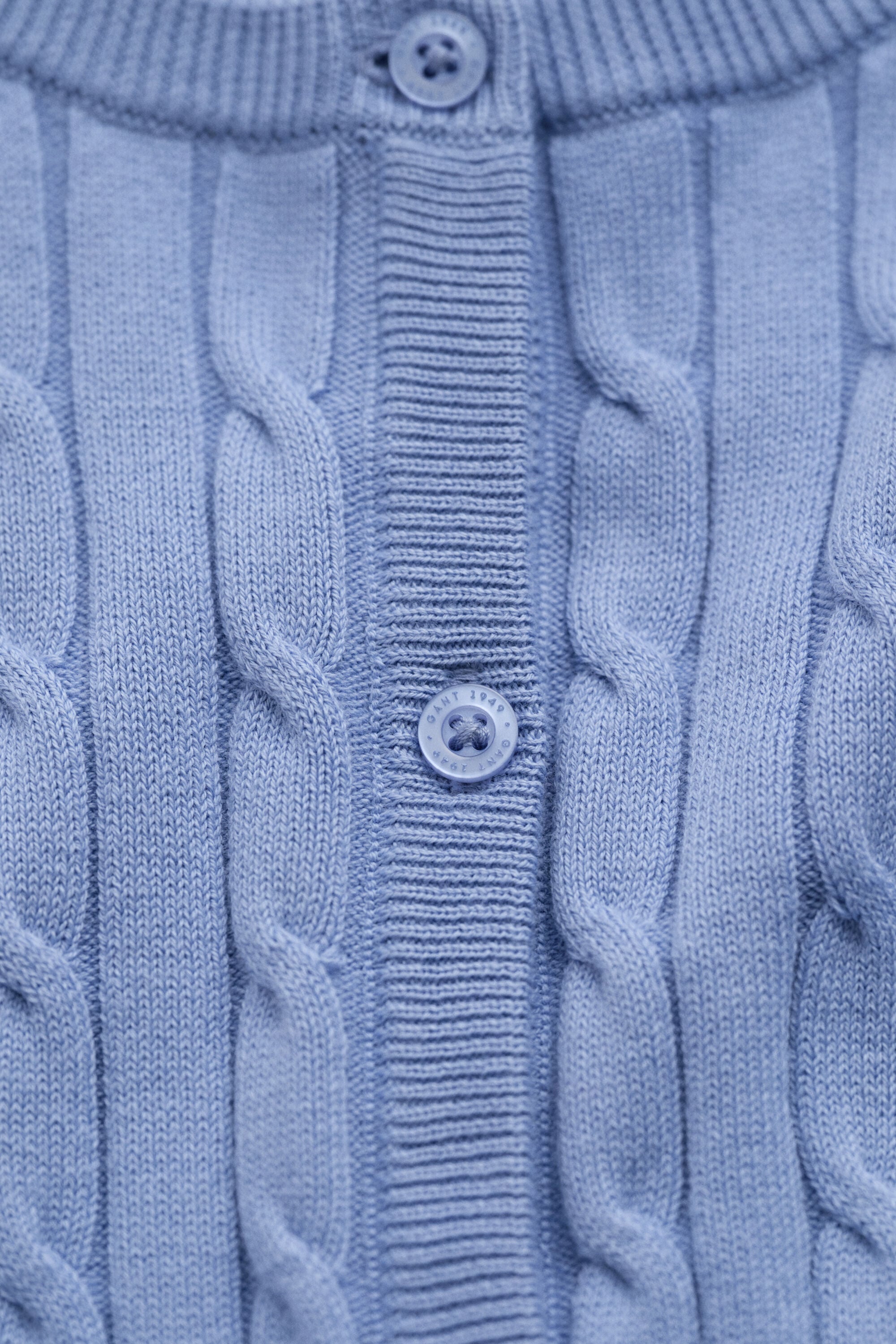 Strickjacke aus Stretch-Baumwolle mit Zopfmuster