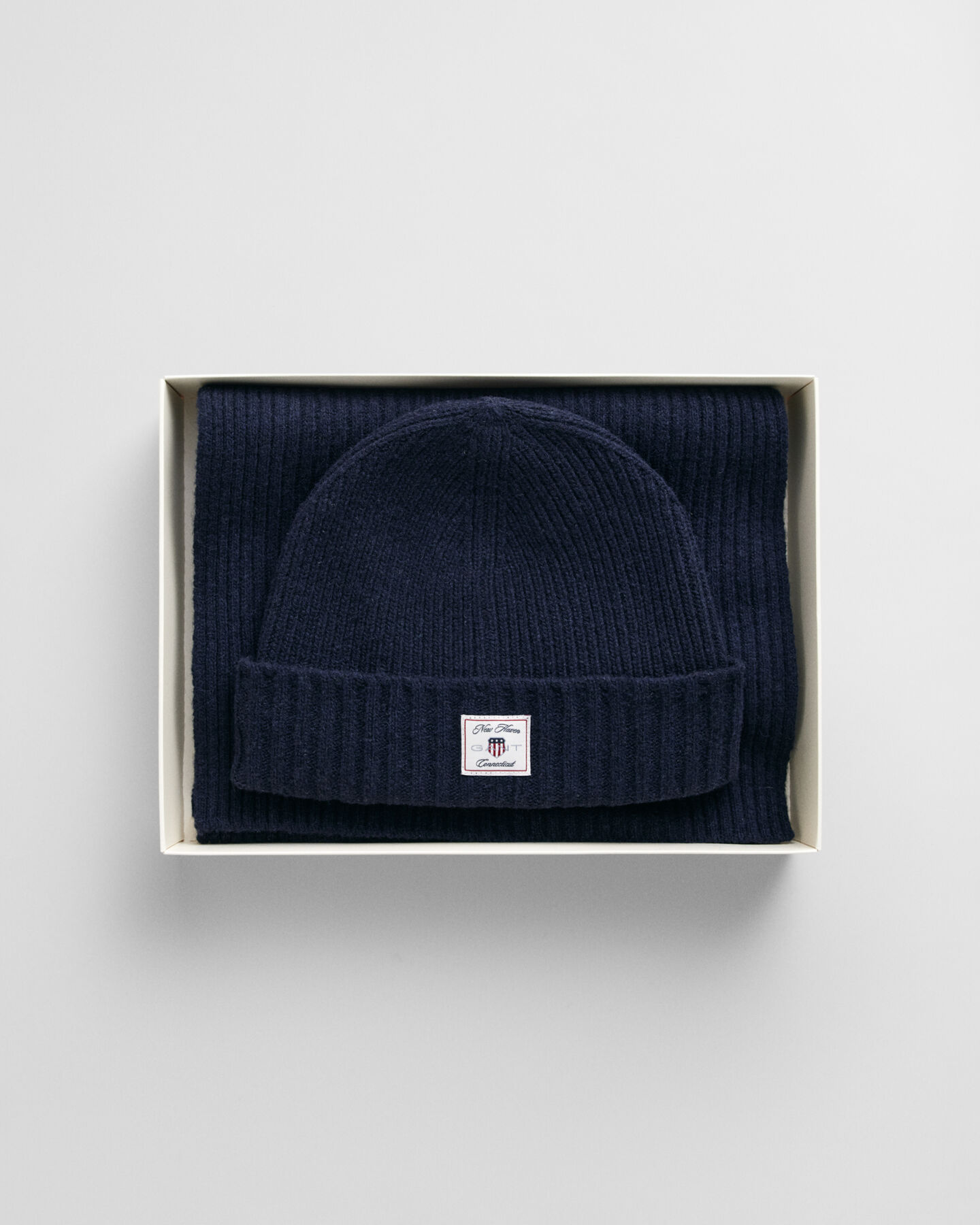 Beanie und Schal im Geschenkset