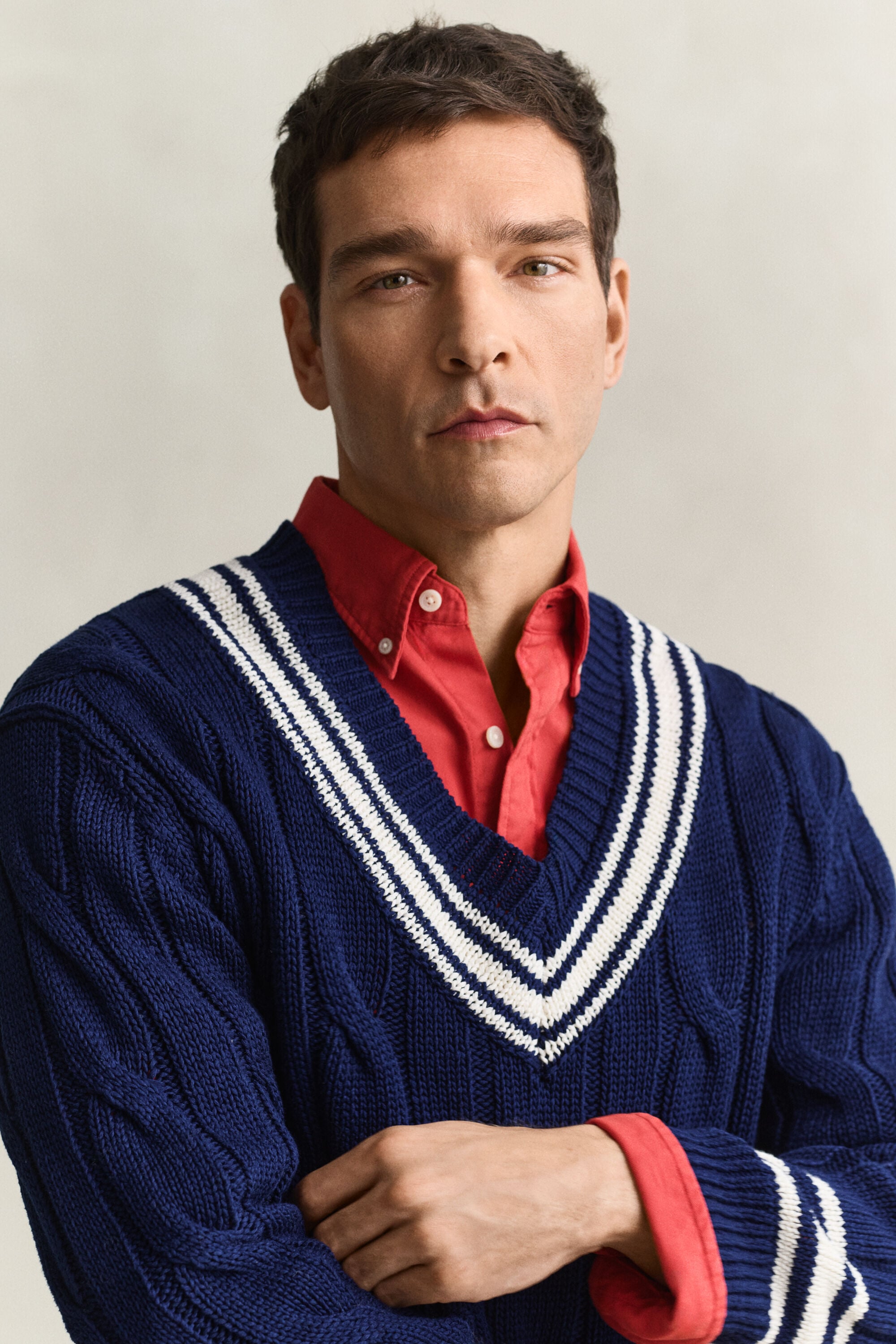 V-Neck Pullover mit Zopfmuster