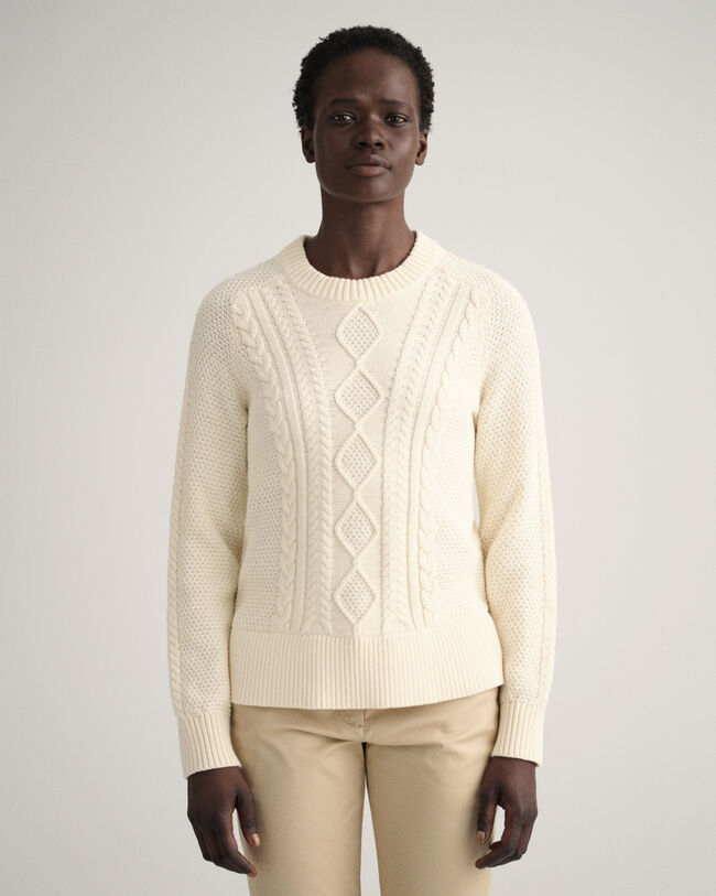 Rundhalspullover mit Zopfmuster