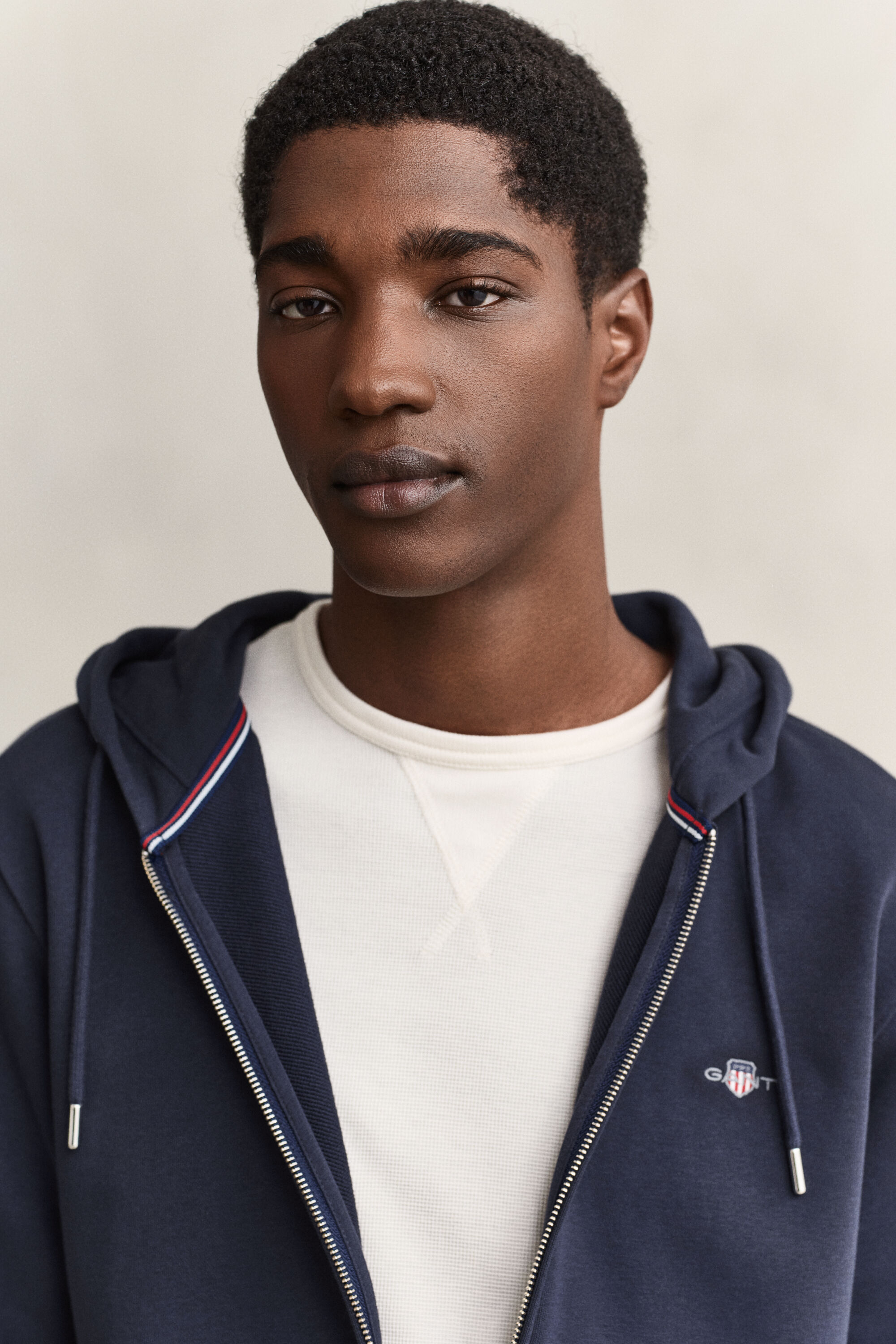 Sweat à capuche zippé avec écusson