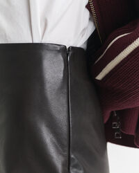 Bleistiftrock aus Leder in Midilänge