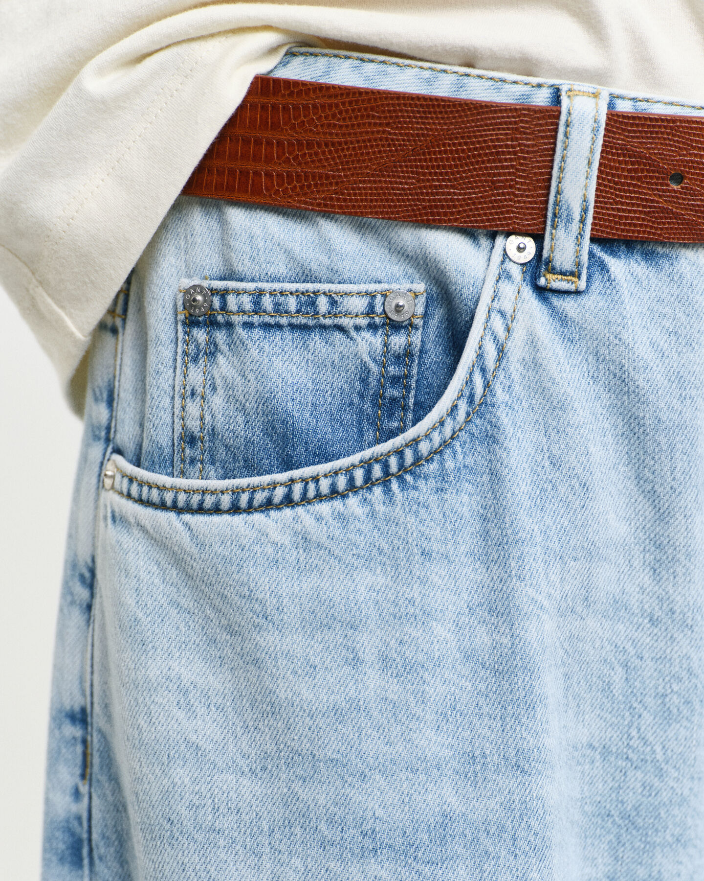 Jeans mit weitem Bein und Falten