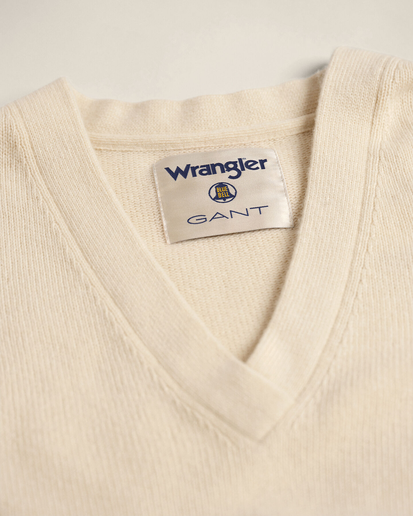 Wrangler x GANT Varsity V-Neck Pullover mit Kaschmiranteil