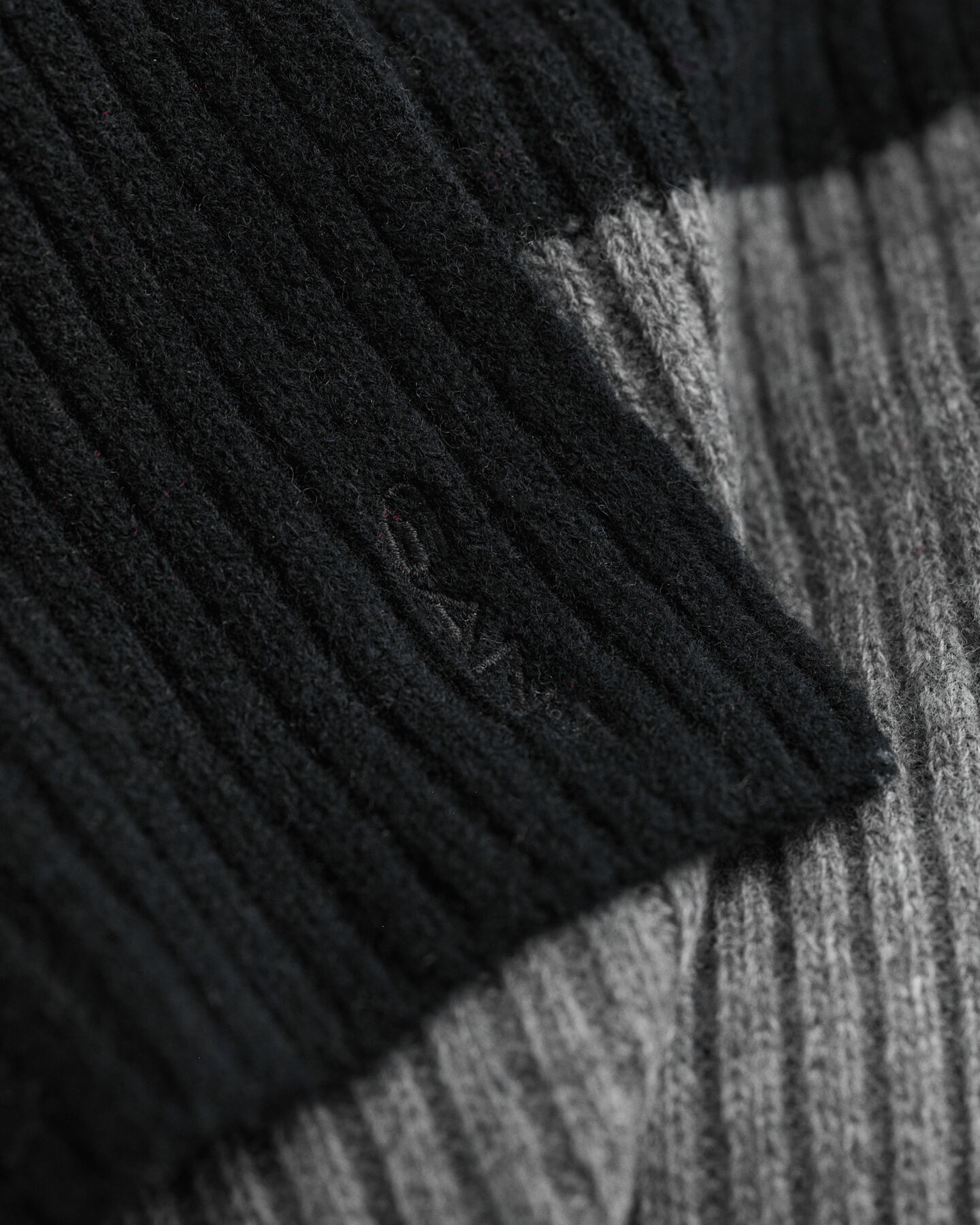 Gestreifter Strickschal