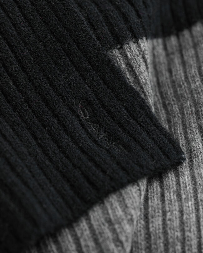 Gestreifter Strickschal