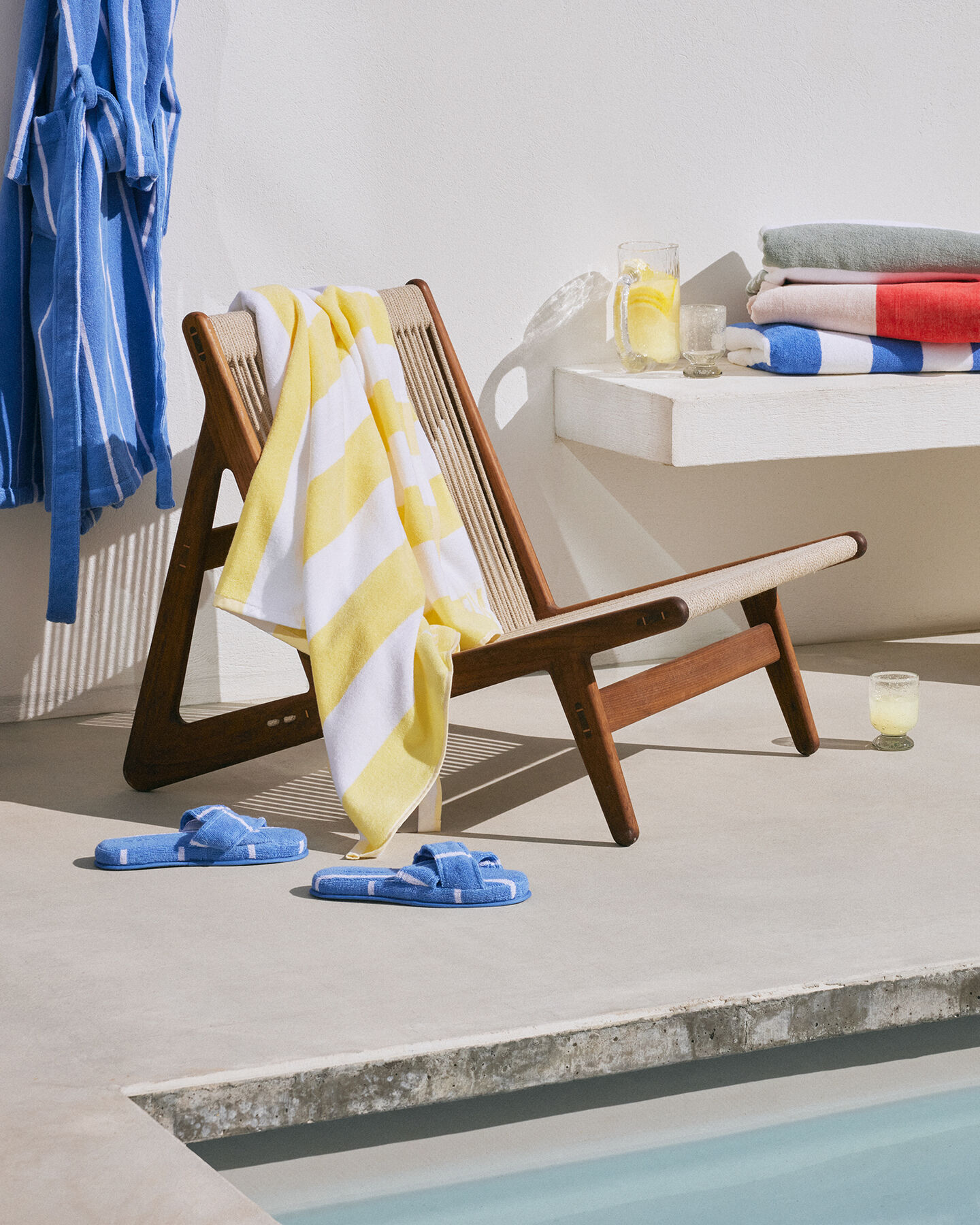 Gestreifte Slipper mit &uuml;berkreuzten Riemen