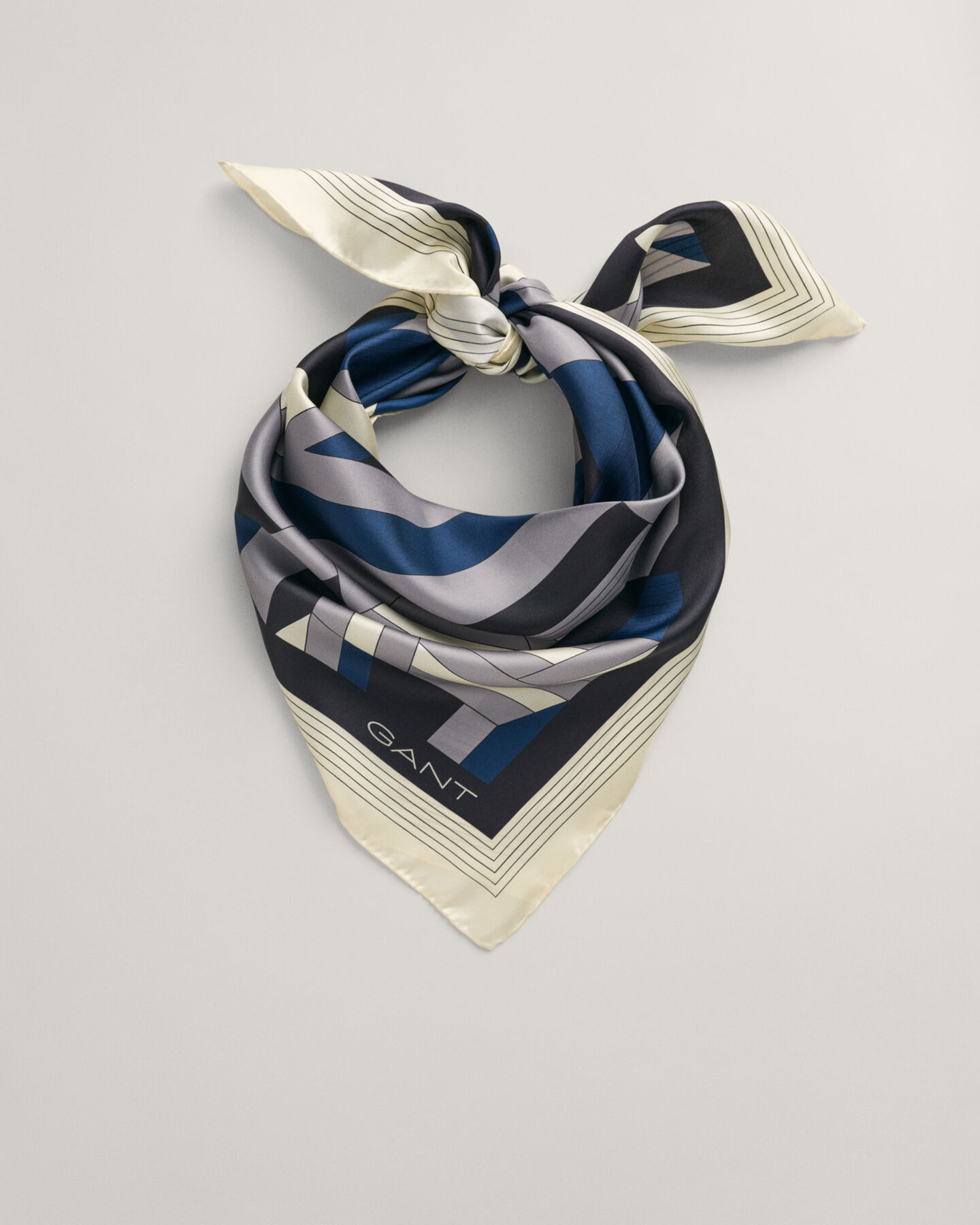 Seidenschal mit Buchstaben-Print